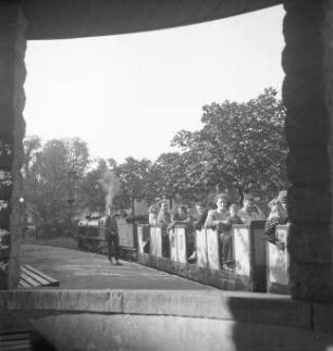 Dresden-Altstadt. Großer Garten. Ausflug mit der Pioniereisenbahn. Zug an einem Bahnsteig