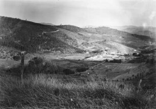 Blick auf eine Fazenda : Eine Fazenda in einem Tal von Hügeln umgeben.