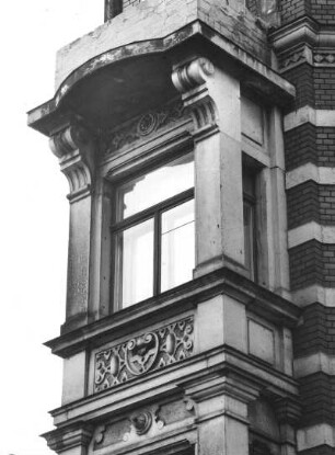 Dresden-Neustadt, Louisenstraße 87. Wohnhaus mit Laden (1899). Erker (2. Obergeschoß)