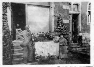 Dresden-Striesen, Borsbergstraße 11. Die Bildhauerin Etha Richter mit ihrem Mann Hans am Treppenaufgang zu ihrem Atelier