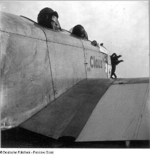 Berlin-Tempelhof. Deutsche Luftfestspiele 1930. Teilansicht des Sportflugzeuges "Claus"