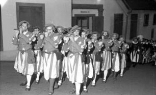 Basel (Schweiz): Clique-Flötenspieler in historischer Tracht