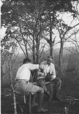 Expeditionsteilnehmer : Die Expeditionsteilnehmer Edwin Hennig und Alfred Mayer-Gürr bei einem Abschiedtrunk am Tendaguru-Hügel.