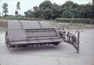 Schlegelhäcksler E 069 mit Zusatzeinrichtung zur Schwadablage von Erntegut