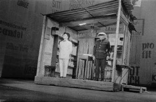 Szenenbilder aus "Der gute Mensch von Sezuan" von Bertolt Brecht unter der Mitarbeit von Ruth Berlau und Margarete Steffin. Berliner Ensemble 1957