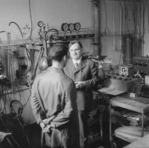 Dresden-Räcknitz, Haeckelstraße 20. Institut für Tieftemperaturphysik der Deutschen Akademie der Wissenschaften zu Berlin. Direktor Prof. Dr. Ludwig Bewilogua und ein Mitarbeiter im Labor