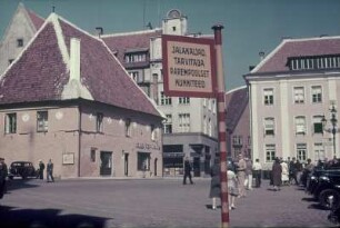 Reisefotos Skandinavien. Straßenszene in einem historischen Stadtkern. Ansicht mit freistehendem Gebäude mit Schmuckmedaillons an der Fassade