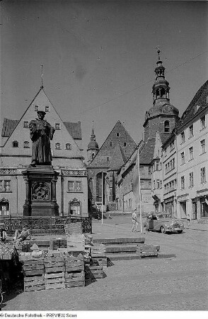 Eisleben. Blick auf den Marktplatz mit Lutherdenkmal und Rathaus, im Hintergrund Andreaskirche