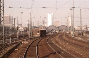 Frankfurt (Main): Hauptbahnhof; vom ausfahrenden Zug