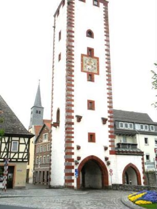 Stadtbefestigung-Oberes Tor - Ansicht von Südsüdwesten-Hauptturm in Übersicht mit Eckquaderungsowie gemaltem Wappen und erhaltenen Angelsteinen der hölzernen Torflügel (Zwingermauer im 19 Jh abgetragen