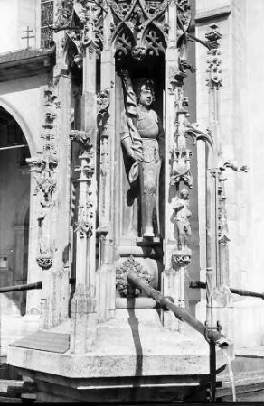 Rottenburg: Ausschnitte aus der gotischen Säule des Brunnens