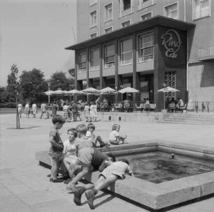 Dresden. Dr.-Külz-Ring, Blick nach Westen gegen Ringcafé, im Vordergrund Springbrunnen und Kinder
