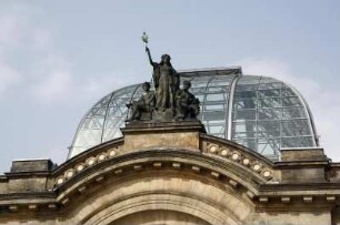Standbild der Saxonia mit Wissenschaft und Technik : Standbild der Saxonia mit Wissenschaft und Technik. Sandstein (1895; F. Rentsch). Ansicht vor Glaskuppel (2000-2006; N. Foster). Dresden-Altstadt, Hauptbahnhof, über dem Hauptportal