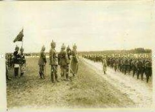 Truppen marschieren an Wilhelm II. vorbei