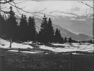 Schneebedeckte Berge : Panoramablick auf schneebedeckte Berglandschaf. Im Hintergrund ein repräsentatives Gebäude