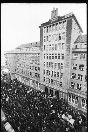 Arbeitslosendemonstration vor dem Arbeitsamt