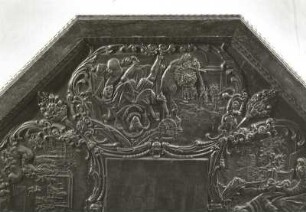 Tischplatte mit Spielbrett. Zypresse, geschnitzt, Nußbaumeinlagen, Durchmesser 115 cm. Niederrhein (?), 1620/1630. Kartusche mit dem König von Spanien. Dresden. Museum für Kunsthandwerk B 9