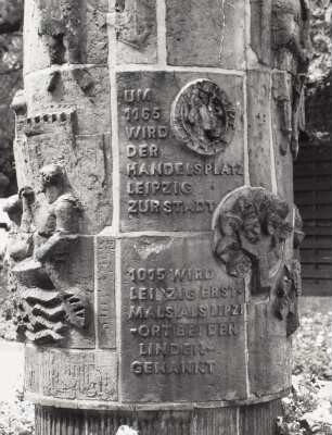 Säule mit Motiven aus der Geschichte Leipzigs
