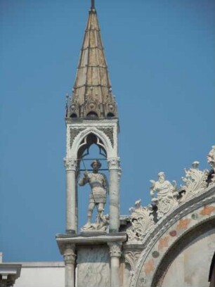 Venedig - Drachentöter auf der Markuskirche : Dieser Drachentöter steht in einem Türmchen auf der Markuskirche. Aufgenommen am 3. Juli 2010 in Venedig