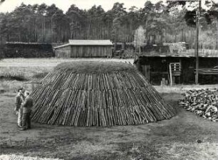Holzkohlenherstellung in Rietschen, Kohlenmeiler : Handwerkstechniken - Kohlen- und Pechbrennerei. Ort: Rěčicy / Rietschen. Kohlenmeiler. Vgl. Lětopis C 9 (1966).