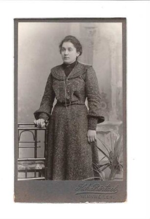 Fotografie einer jungen Frau mit krausem Haar