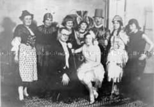 Gruppenbild einer Faschingsfeier