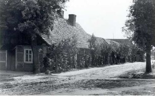 Dorfstraße in Kahnsdorf (Niederlausitz) : Wjesna dróha we Wóškalawje (Delnja Łužica)