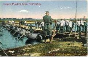 Deutsche Soldaten bauen eine Brücke