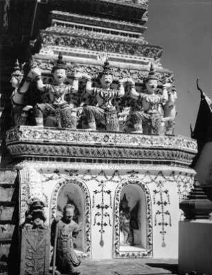 Reisefotos Thailand. Bangkok-Yai. Tempel der Morgenröte (Wat Arun). 1351/1767. Kleiner Prang. Teilansicht mit Dämonen (Yakshas) als Karyatiden