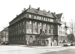 Dresden-Trachau, Industriestraße 5/Wilder-Mann-Straße 6/8. Wohnanlage mit Kiosk (1912; H. Erlwein). Eckansicht