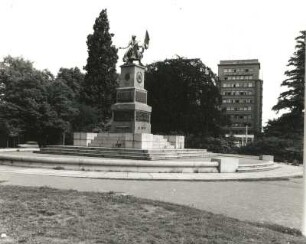 Denkmal der Roten Armee : Denkmal der Roten Armee. Granit, Bronzeguß (1946; O. Rost). Dresden-Neustadt, Albertplatz