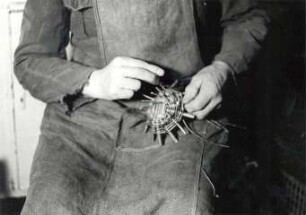 Korbflechterei in Klein Neida : Handwerkstechniken - Korb- und Besenmacherei. Ort: Wojerecy / Hoyerswerda. Matej Tillich, Klein Neida, beim Korbflechten
