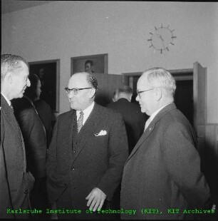 Unterzeichnung des Vertrags zur Gründung und zum Betrieb des Instituts für Transurane (ITU) zwischen der Bundesrepublik Deutschland (BRD)/Gesellschaft für Kernforschung (GfK) und der Europäischen Atomgemeinschaft (EURATOM) im Bürgersaal des Karlsruher Rathauses