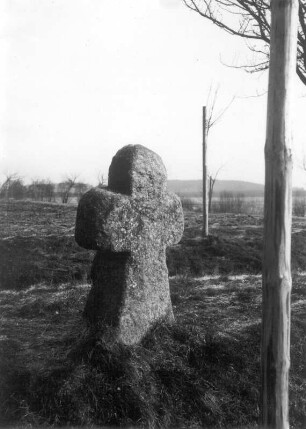 Steinkreuz : Nebelschütz, Steinkreuz mit verwitterter Darstellung von Messer und Sichel (D 132) an der Kreuzung am westlichen Ortsausgang