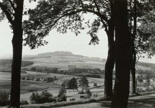 Westerzgebirge. Schlettau im Zschopautal gegen den Scheibenberg. Durchblick von der F 101 von Nordosten