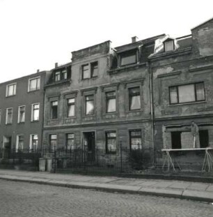 Reichenbach (Vogtland), Burgstraße 47. Wohnhaus (um 1900). Straßenansicht mit Einfriedung