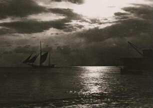 Impression. Segelboote bei Sonnenuntergang auf dem Meer