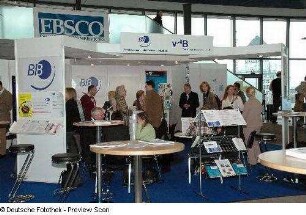 Tagungsteilnehmer am Informationsstand Berufsverband Information Bibliothek e. V.