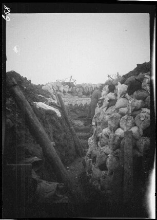 bei Neuville (=Neuville-Saint-Vaast, Dep. Pas-de-Calais, Frankreich): mit Sandsäcken befestigter Laufgraben ("Horchposten bei Neuville")