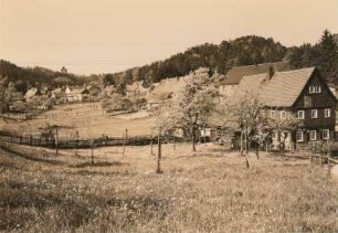 Jonsdorf, Kurort, Ortsansicht : Oberdorf gegen Nonnenfelsen, lks. Schalkstein in der Jonsdorfer Felsenstadt