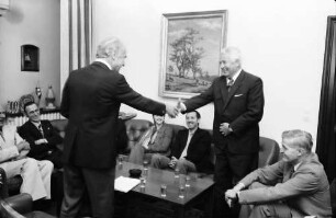 Freiburg: Regierungspräsidium; Filmvorführung: Oberrheinischer Narrentag 1975; Präsident der Narrenzünfte Baldringer; Übergabe eines Filmes an Regierungspräsident
