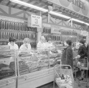 Fleisch- und Wurstwarenschnellstand des Selbstbedienungsladens "Kaufhalle An der Magistrale" in Halle-Neustadt
