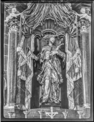 Pfarrkirche, rechter Seitenaltar - Figur des Hl. Nepomuk