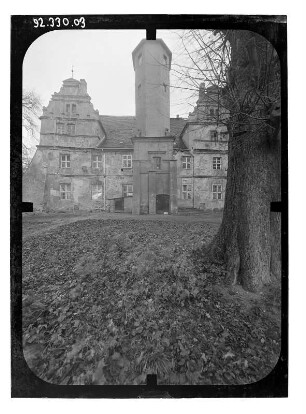 Groß Polzin-Quilow. Herrenhaus (2. H. 16. Jh., Umbau A. 17. Jh.). Hoffront