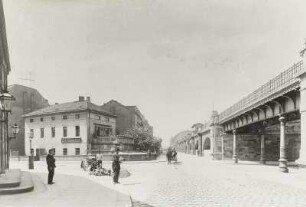 Dresden, Könneritzstraße (später Paul-Gruner-Straße), Blick nach Südwesten : Dresden. Eisenbahnbrücke über die Magdeburger Straße