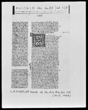 Biblia Latina — Initiale V, Folio 137recto