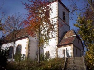 Ansicht von Südosten mit Kirche (Romanisch gegründet) in erhöht gelegenem ehemals festem Kirchhof (Kirchhofmauer mit Wehrgang und Steinbrüstung abgetragen)