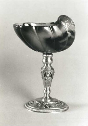 Onyxschale : Onyxschale. Onyx, Silber, vergoldet; H. 17,2 cm. Dresden, A. 18. Jh. Dresden: Grünes Gewölbe V 40