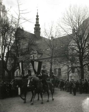 Panschwitz-Kuckau. Zisterzienser-Nonnenkloster Marienstern. Osterreiter vor der Westfassade der Kirche (1720) und der Abtei (1687)