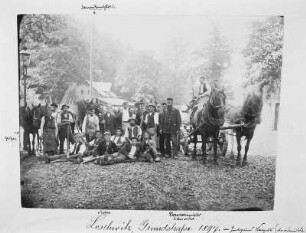 Gruppenbild von Straßenbauarbeitern vor der Brettschneidemühle im Loschwitzgrund : Dresden-Loschwitz. Gruppenbild von Straßenbauarbeitern auf der Grundstraße im Loschwitzgrund, im Hintergrund die Brettschneidemühle.